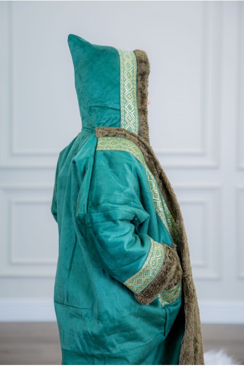 فرو بناتي أنيق متصل بقبعة رأس بأكمام طويلة وجيوب من الأمام  مزين بأطراف مطرزة باللون الذهبي