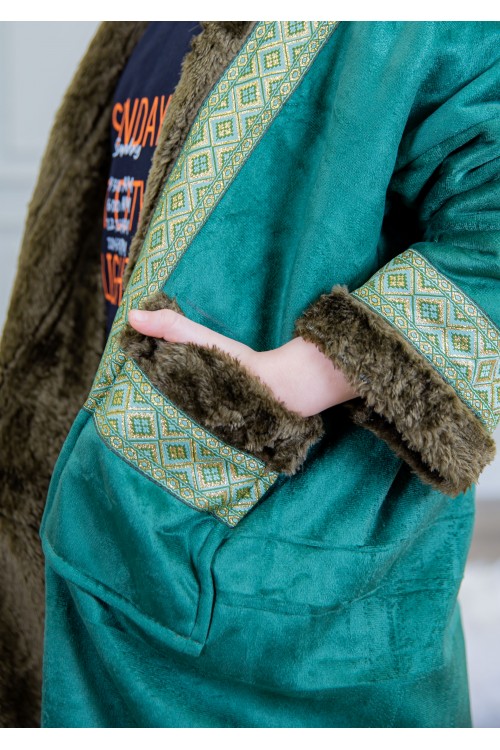 فرو بناتي أنيق متصل بقبعة رأس بأكمام طويلة وجيوب من الأمام  مزين بأطراف مطرزة باللون الذهبي