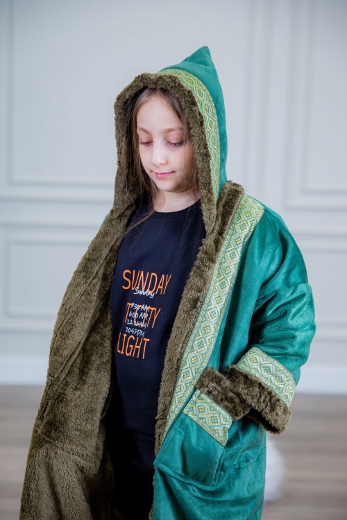 فرو بناتي أنيق متصل بقبعة رأس بأكمام طويلة وجيوب من الأمام  مزين بأطراف مطرزة باللون الذهبي