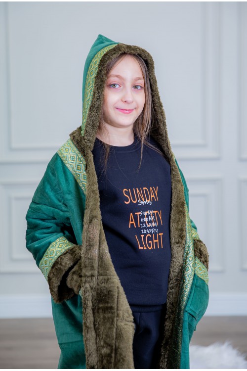 فرو بناتي أنيق متصل بقبعة رأس بأكمام طويلة وجيوب من الأمام  مزين بأطراف مطرزة باللون الذهبي