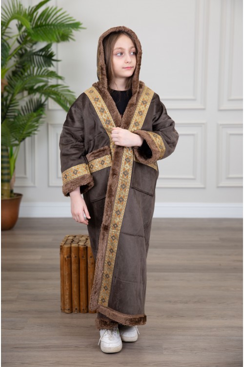 فرو بناتي أنيق متصل بقبعة رأس بأكمام طويلة وجيوب من الأمام  مزين بأطراف مطرزة باللون الذهبي