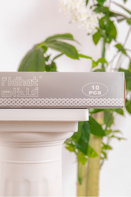 طقم هدايا مواليد 10 قطع لون بني وأبيض مزينة برسومات كرتونية