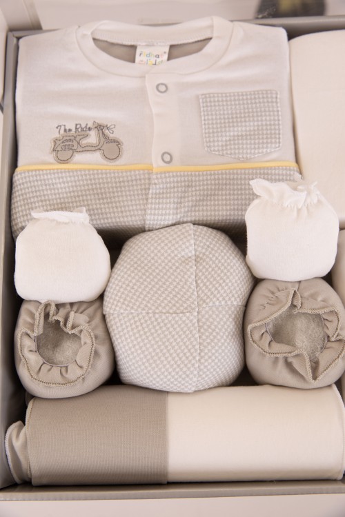 طقم هدايا مواليد 10 قطع لون بني وأبيض مزينة برسومات كرتونية