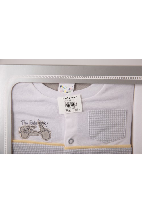 طقم هدايا مواليد 10 قطع لون بني وأبيض مزينة برسومات كرتونية