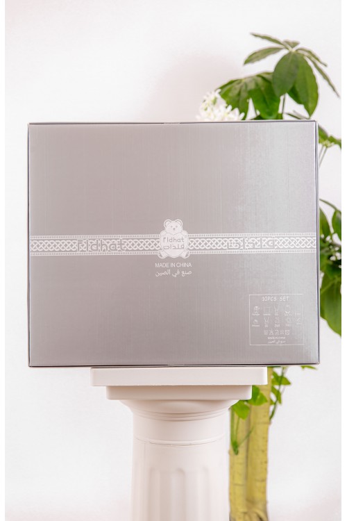 طقم هدايا مواليد 10 قطع لون بني وأبيض مزينة برسومات كرتونية