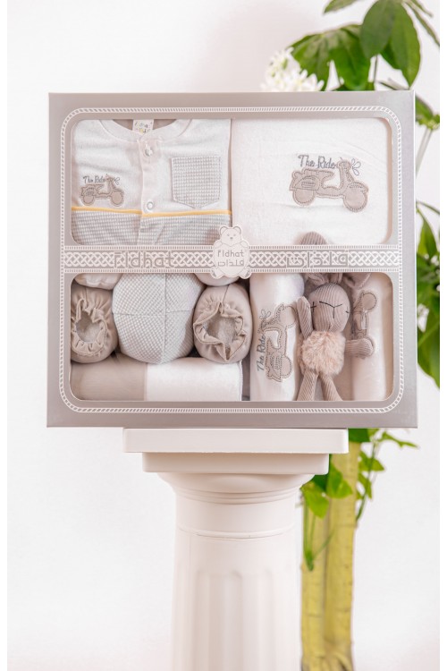 طقم هدايا مواليد 10 قطع لون بني وأبيض مزينة برسومات كرتونية