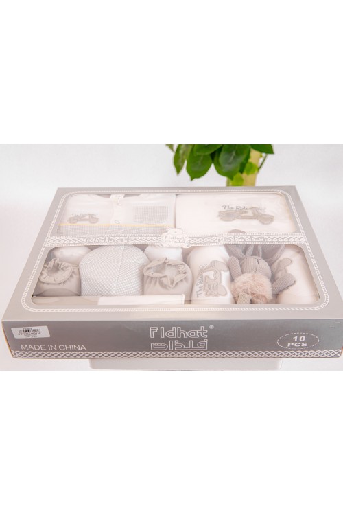 طقم هدايا مواليد 10 قطع لون بني وأبيض مزينة برسومات كرتونية