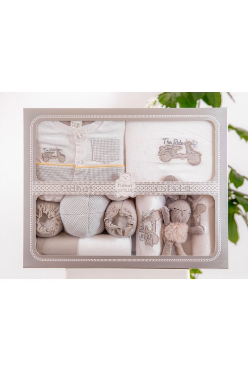 طقم هدايا مواليد 10 قطع لون بني وأبيض مزينة برسومات كرتونية