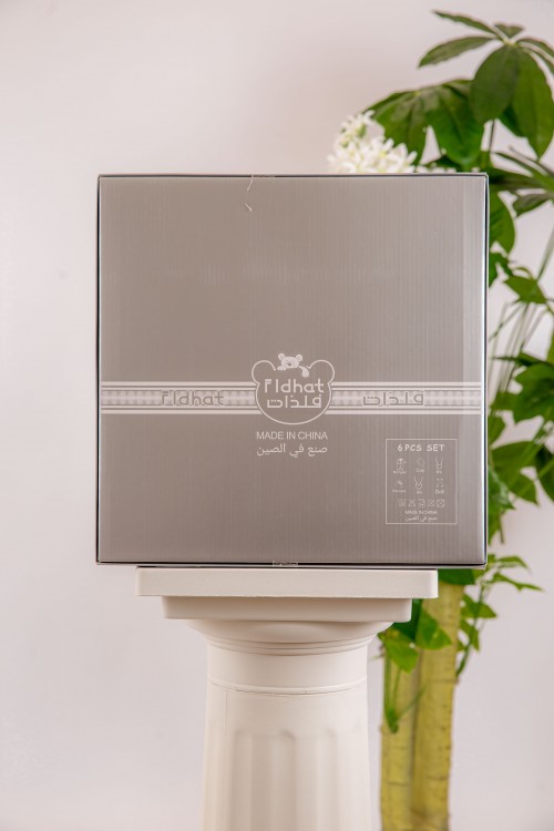 طقم هدايا مواليد 6 قطع لون بني وبيج مزينة برسومات كرتونية