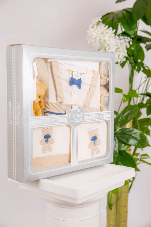 طقم هدايا مواليد 6 قطع لون بني وبيج مزينة برسومات كرتونية