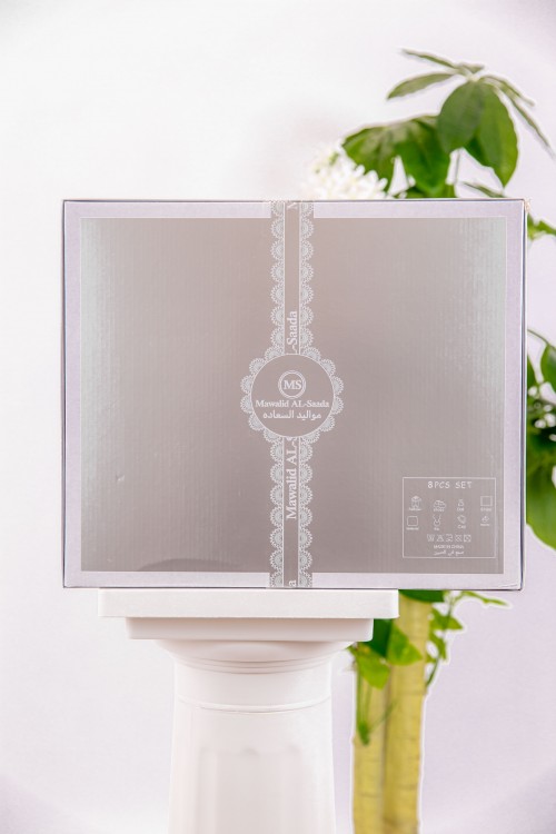 طقم هدايا مواليد 8 قطع لون وردي مزينة برسومات كرتونية