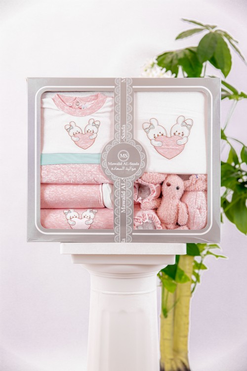طقم هدايا مواليد 8 قطع لون وردي مزينة برسومات كرتونية