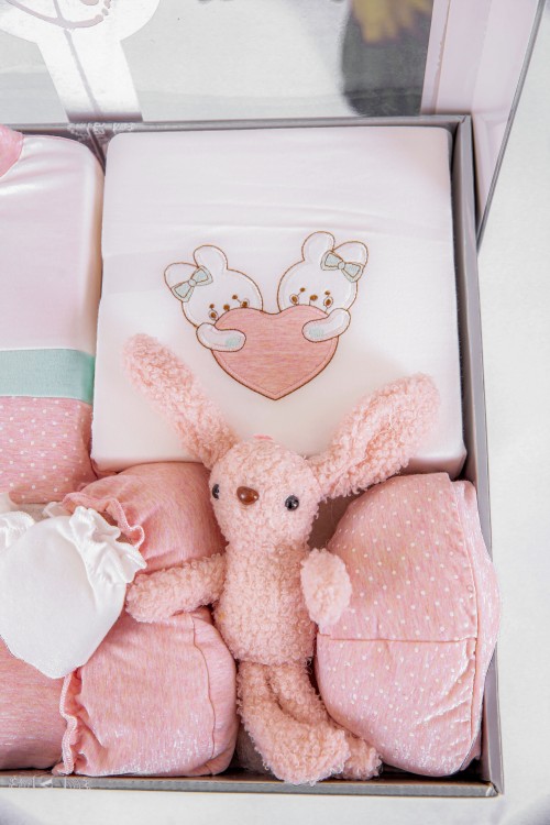 طقم هدايا مواليد 8 قطع لون وردي مزينة برسومات كرتونية