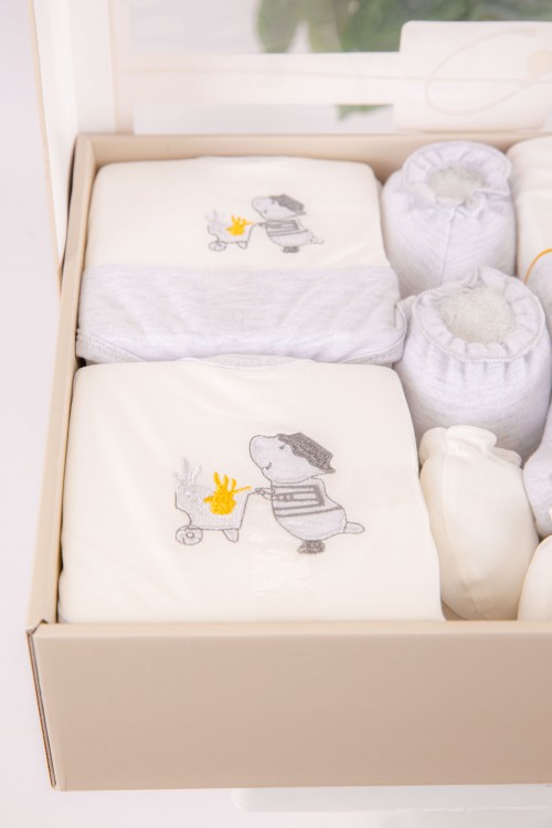 طقم هدايا مواليد 6 قطع لون رمادي وبيج مزينة برسومات كرتونية