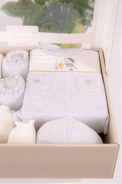 طقم هدايا مواليد 6 قطع لون رمادي وبيج مزينة برسومات كرتونية