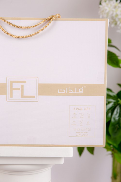 طقم هدايا مواليد 6 قطع لون بني وأبيض مزينة برسومات كرتونية