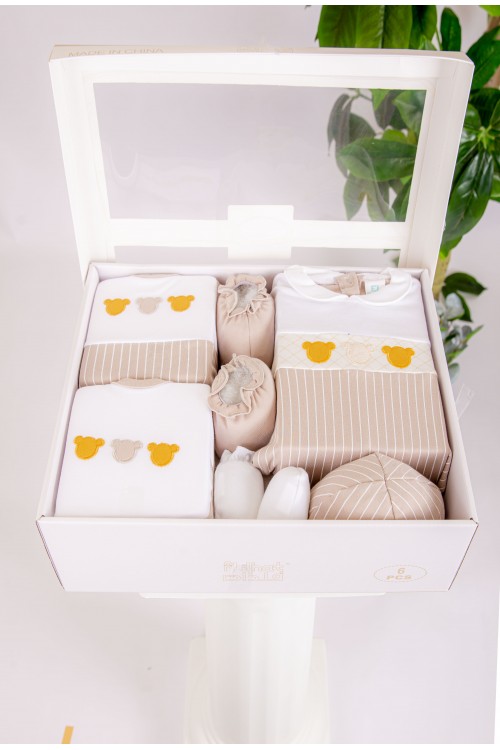 طقم هدايا مواليد 6 قطع لون بني وأبيض مزينة برسومات كرتونية