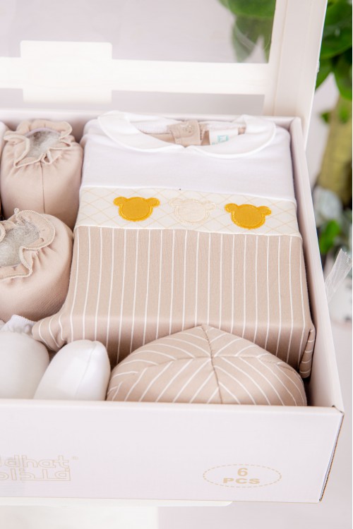 طقم هدايا مواليد 6 قطع لون بني وأبيض مزينة برسومات كرتونية
