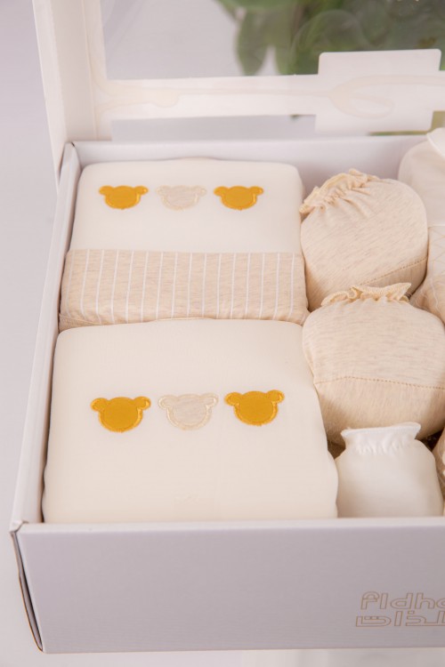 طقم هدايا مواليد 6 قطع لون بني وبيج مزينة برسومات كرتونية