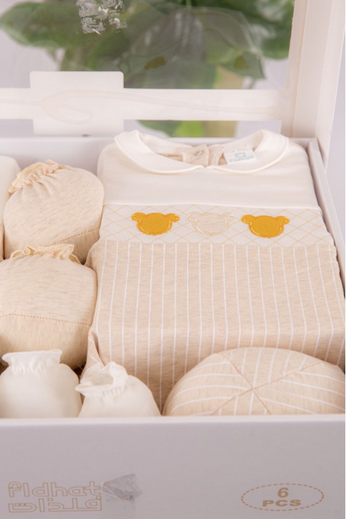 طقم هدايا مواليد 6 قطع لون بني وبيج مزينة برسومات كرتونية