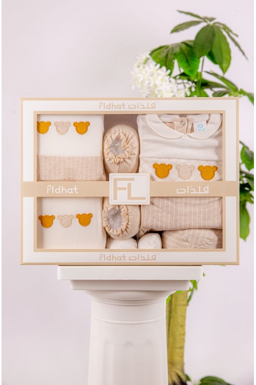 طقم هدايا مواليد 6 قطع لون بني وبيج مزينة برسومات كرتونية