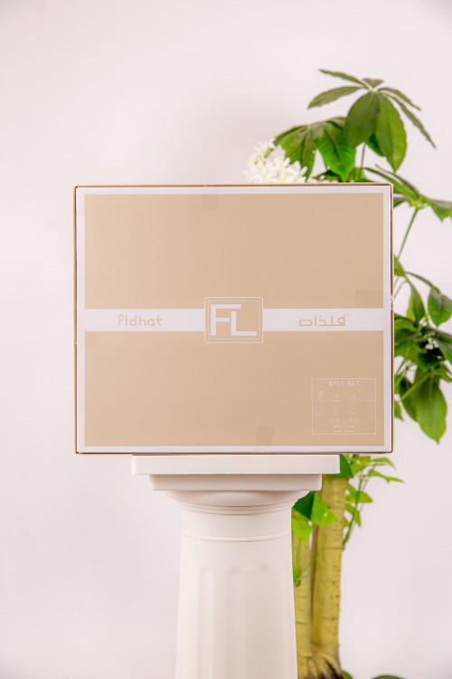 طقم هدايا مواليد 8 قطع لون وردي وبيج مزينة برسومات كرتونية