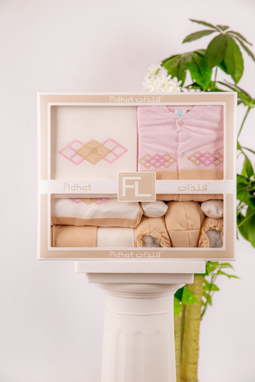 طقم هدايا مواليد 8 قطع لون وردي وبيج مزينة برسومات كرتونية