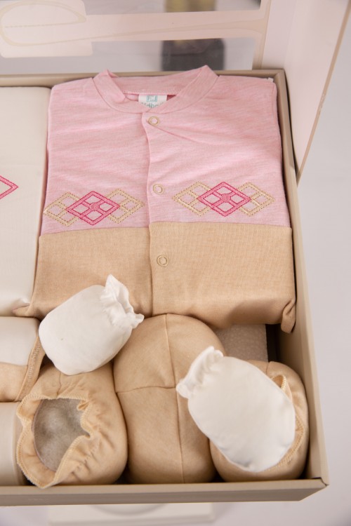 طقم هدايا مواليد 8 قطع لون وردي وبيج مزينة برسومات كرتونية