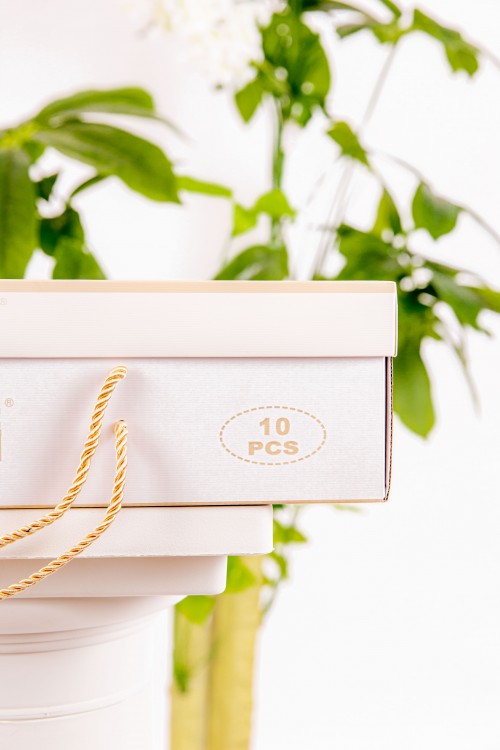 طقم هدايا مواليد 8 قطع لون وردي وبيج مزينة برسومات كرتونية