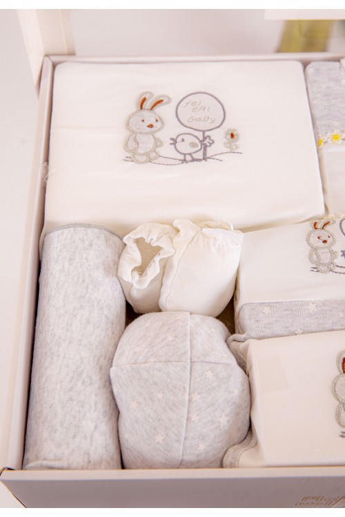 طقم هدايا مواليد 8 قطع لون وردي وبيج مزينة برسومات كرتونية