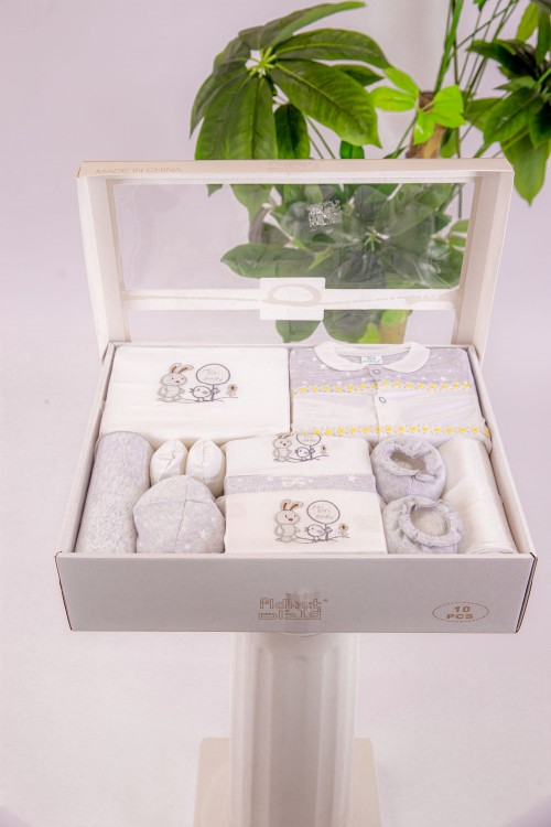 طقم هدايا مواليد 8 قطع لون وردي وبيج مزينة برسومات كرتونية