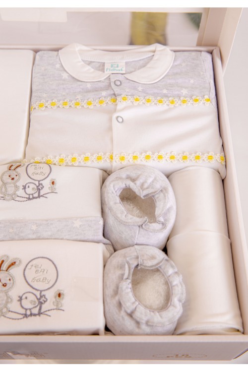 طقم هدايا مواليد 8 قطع لون وردي وبيج مزينة برسومات كرتونية