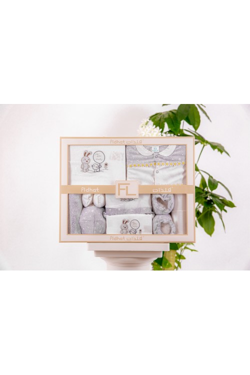 طقم هدايا مواليد 8 قطع لون وردي وبيج مزينة برسومات كرتونية