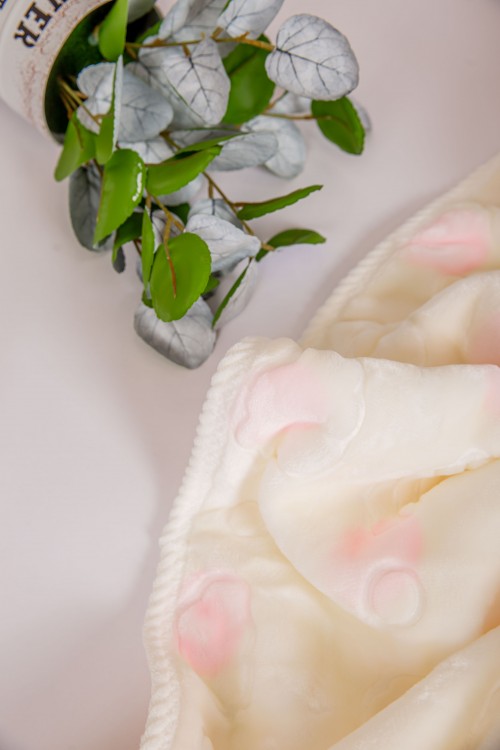 منشفة استحمام مواليد لون بيج و وردي بغطاء رأس مزينة برسومات