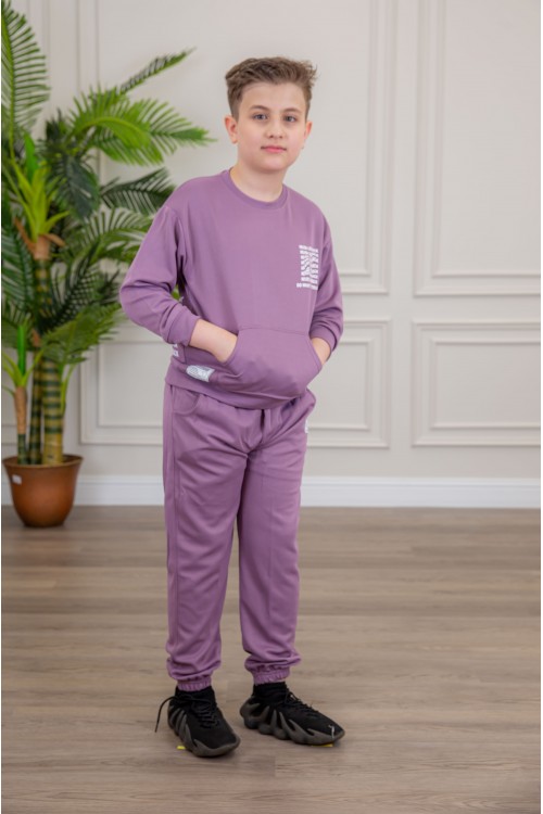 طقم ولادي أنيق قطعتين لون موف بجيوب أمامية أكمام طويلة مزين بكتابات و بنطلون بجيوب و مطاط من الأسفل