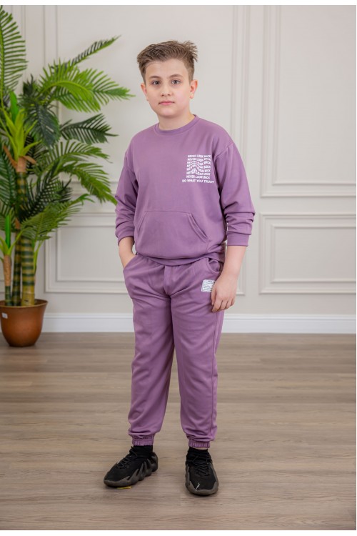 طقم ولادي أنيق قطعتين لون موف بجيوب أمامية أكمام طويلة مزين بكتابات و بنطلون بجيوب و مطاط من الأسفل