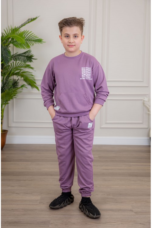 طقم ولادي أنيق قطعتين لون موف بجيوب أمامية أكمام طويلة مزين بكتابات و بنطلون بجيوب و مطاط من الأسفل