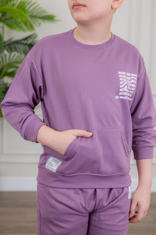 طقم ولادي أنيق قطعتين لون موف بجيوب أمامية أكمام طويلة مزين بكتابات و بنطلون بجيوب و مطاط من الأسفل