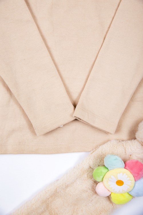 بلوزة أطفال شتوية لون بيج برقبة و أكمام طويلة