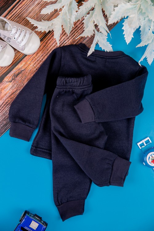 طقم قطعتين ولادي أطفال شتوي لون كحلي أكمام طويلة ومطاط بالأسفل مزينة بكتابات من الأمام