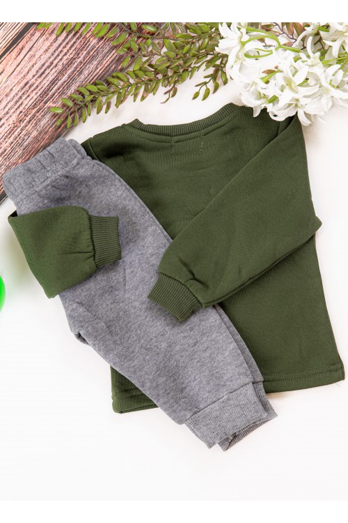 طقم قطعتين ولادي أطفال شتوي لون أخضر ورمادي أكمام طويلة ومطاط بالأسفل مزينة بكتابات من الأمام