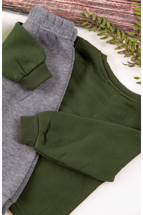 طقم قطعتين ولادي أطفال شتوي لون أخضر ورمادي أكمام طويلة ومطاط بالأسفل مزينة بكتابات من الأمام