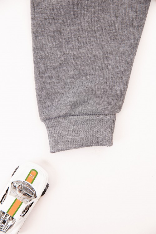 طقم قطعتين ولادي أطفال شتوي لون أخضر ورمادي أكمام طويلة ومطاط بالأسفل مزينة بكتابات من الأمام