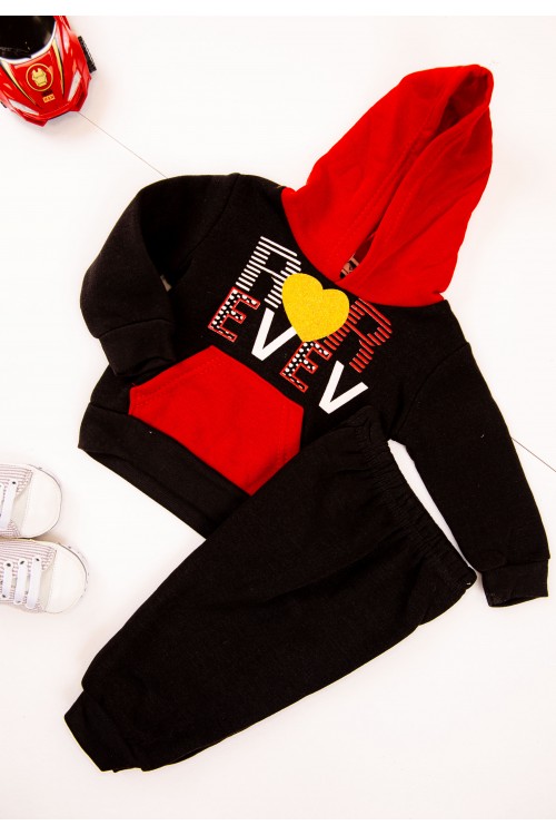 طقم قطعتين ولادي أطفال شتوي لون أحمر وأسود بقبعة رأس وبأكمام طويلة ومطاط بالأسفل مزينة بكتابات