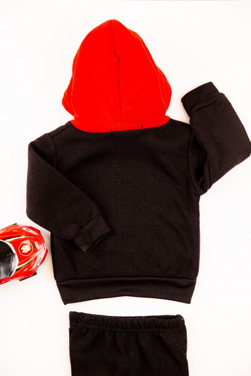 طقم قطعتين ولادي أطفال شتوي لون أحمر وأسود بقبعة رأس وبأكمام طويلة ومطاط بالأسفل مزينة بكتابات