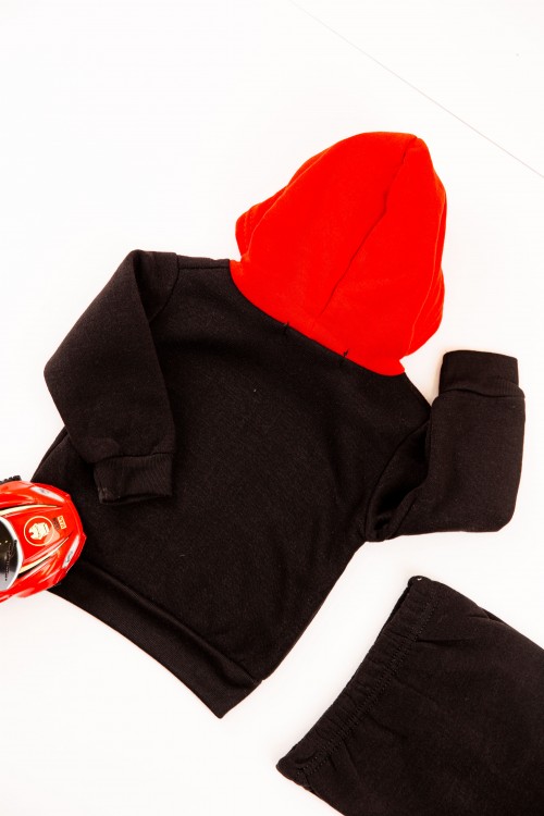طقم قطعتين ولادي أطفال شتوي لون أحمر وأسود بقبعة رأس وبأكمام طويلة ومطاط بالأسفل مزينة بكتابات