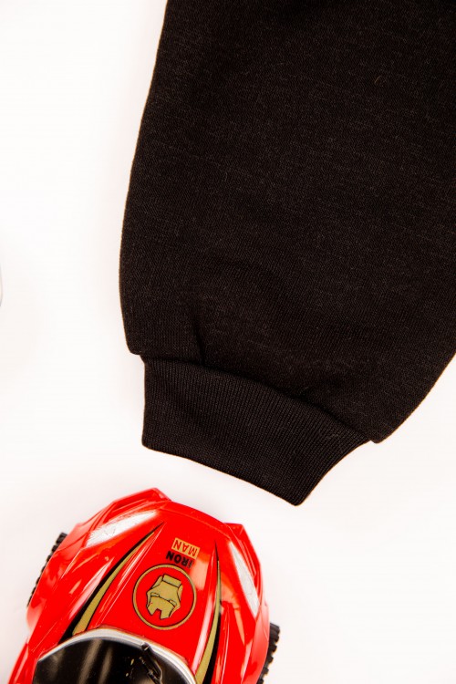 طقم قطعتين ولادي أطفال شتوي لون أحمر وأسود بقبعة رأس وبأكمام طويلة ومطاط بالأسفل مزينة بكتابات