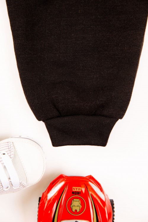 طقم قطعتين ولادي أطفال شتوي لون أحمر وأسود بقبعة رأس وبأكمام طويلة ومطاط بالأسفل مزينة بكتابات