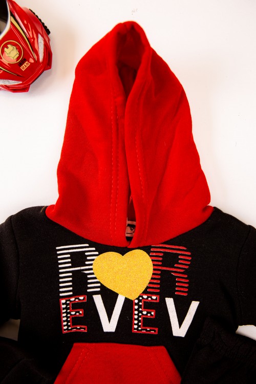 طقم قطعتين ولادي أطفال شتوي لون أحمر وأسود بقبعة رأس وبأكمام طويلة ومطاط بالأسفل مزينة بكتابات