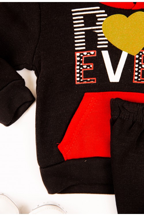 طقم قطعتين ولادي أطفال شتوي لون أحمر وأسود بقبعة رأس وبأكمام طويلة ومطاط بالأسفل مزينة بكتابات